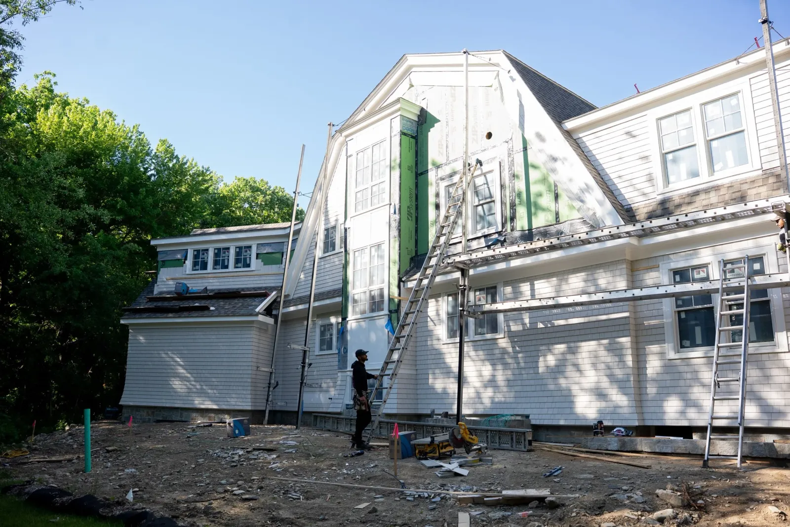 A few weeks can make a big difference 🔨

When we first shared this custom build, the exterior was still wrapped and in the early stages. Fast forward to today, and the transformation is well underway:

✔️ Exterior finishes are taking shape 
✔️ Archi