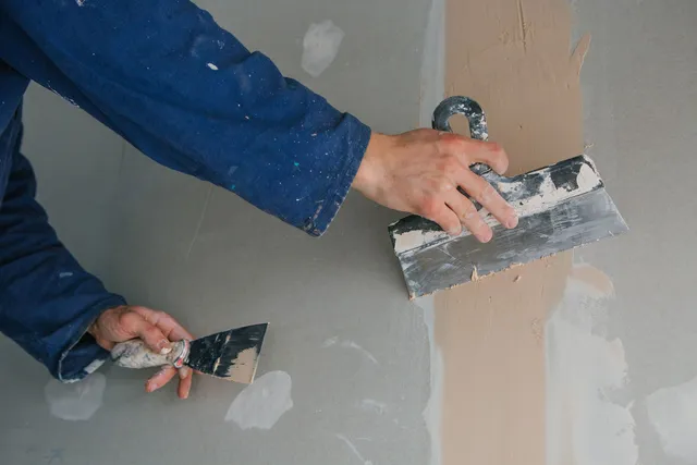 Smoothing out drywall seam