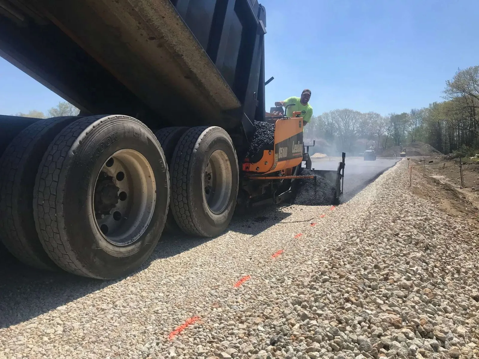 Asphalt paving machine and dump truck