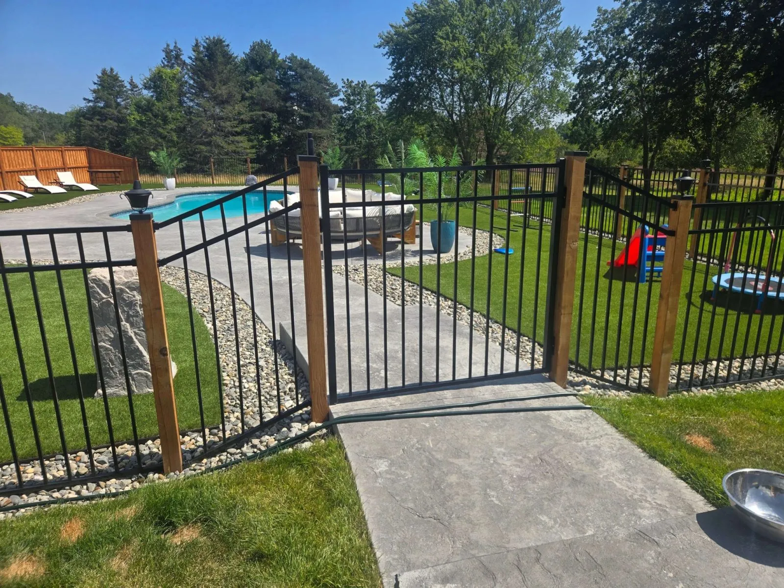 work photo from freedomfencecompanynh.com