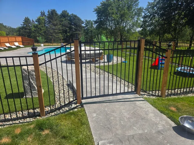 work photo from freedomfencecompanynh.com