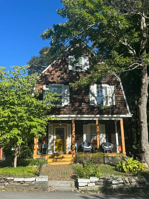 Amy Lauro MA & NH Realtor work photo