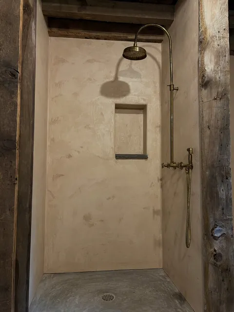 Completed Tadelakt shower through all the steps with hand made radius corners for both inside and outside corners to give an old world feel. Finished with a custom pigmented finish of Tadelakt.