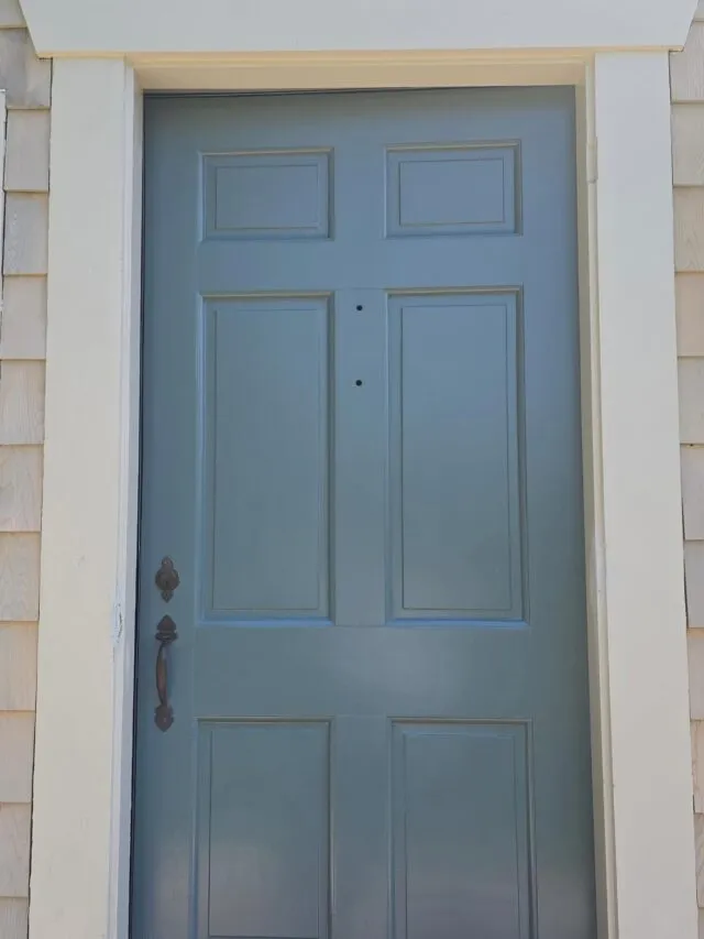 Classic coastal New England colors. Ben Moore Woodluxe oil semi transparent siding stain in ‘Sea gull gray’, ‘Revere Pewter’ trim/soffits/fascia, and ‘Knoxville gray’ accent and door color. #northshore #northshorehomes #marbleheadma #marblehead #custombuilders