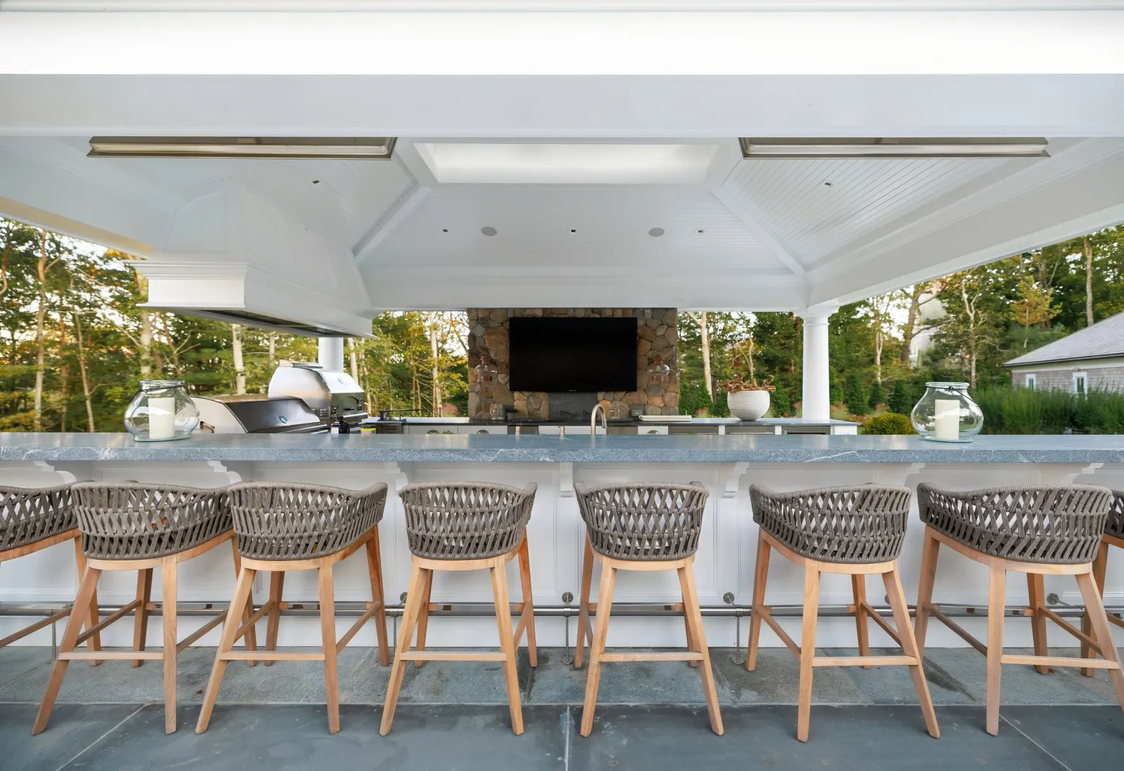 outdoor-bar-seating.jpeg