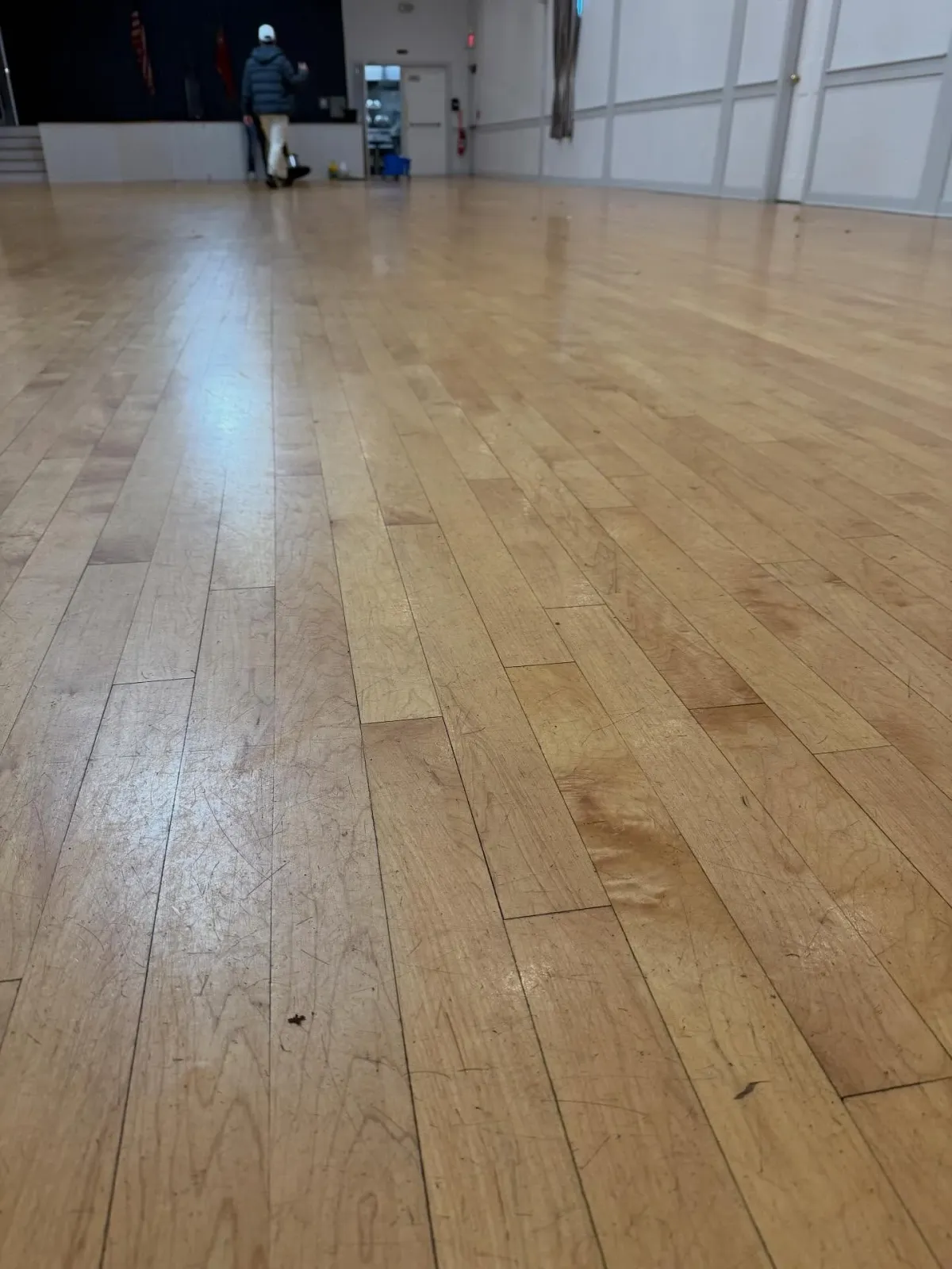 🧹✨ Floor Transformation!
In the first two pics you can see how the floor looked before &mdash; dull, dirty, and full of marks.
After a heavy deep cleaning with our side-by-side machine, the wood finally got its natural color back (third pic).
And th