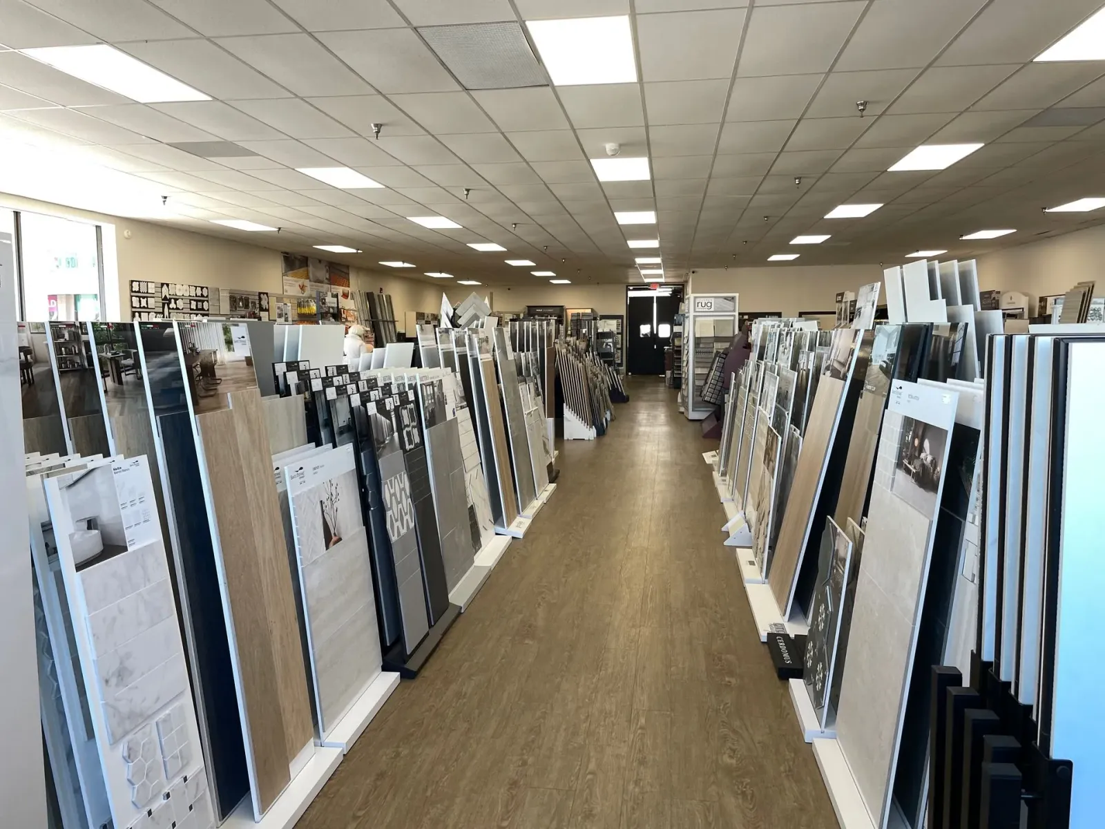 A large room filled with lots of tiles and mirrors.