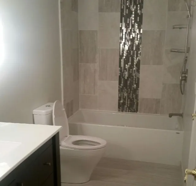 Tub surround tile with vertical mosaic inlay