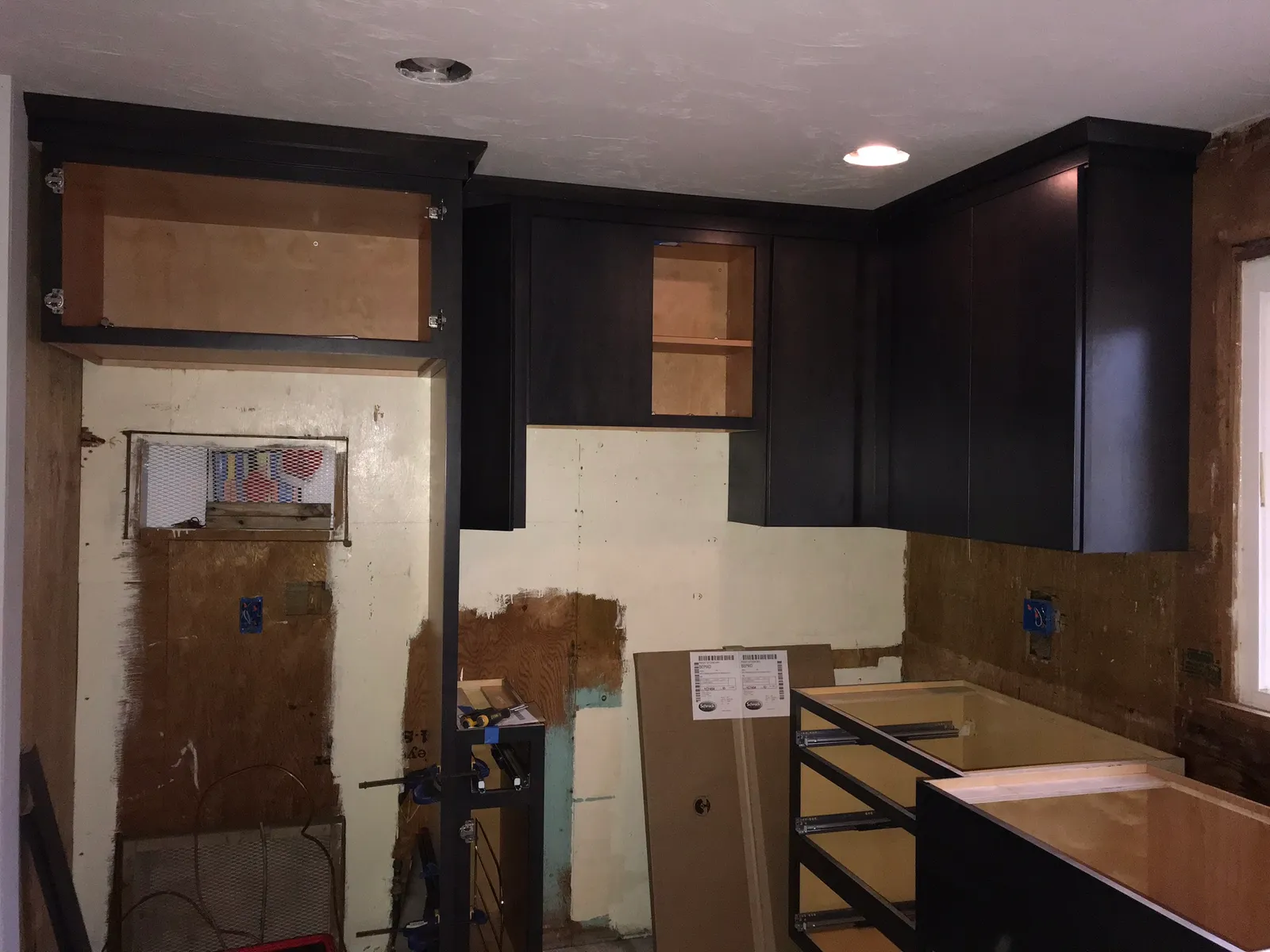 Kitchen before remodeling — photo 1