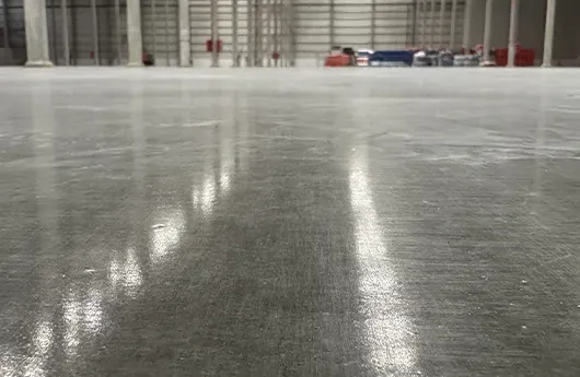 Large-scale industrial warehouse featuring professional mechanical concrete polishing for a high-durability reflective finish.